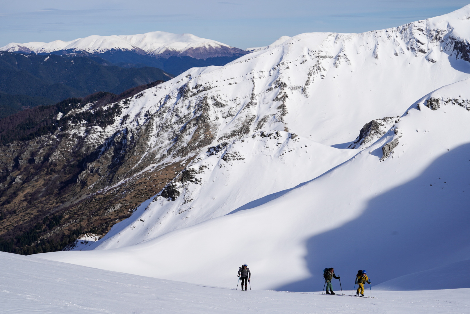 Pente enneigee au dessus des vallees, tzoumerka — vallée de matsouki, lors d’une itinérance à ski en Grèce.